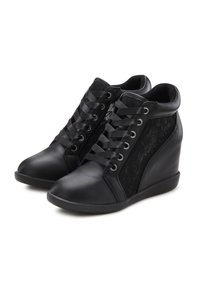 Schwarze Wedge-Sneaker mit einem glatten Lederfinish und seitlichen Schnürpaneelen. Verfügt über flache Schnürsenkel und Metallösen. Niedrigprofil-Gummisohle.