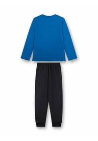 Langarmshirt aus leuchtend blauem Baumwollstoff mit rundem Ausschnitt, kombiniert mit schwarzen Baumwollhosen, die einen elastischen Bund und schmal zulaufende Beinabschlüsse haben.