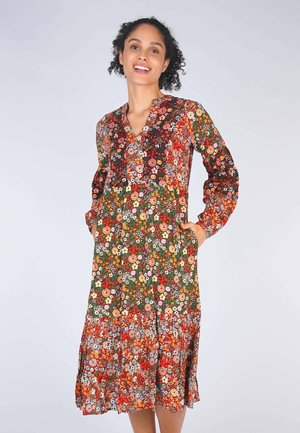 Blumenmusterkleid mit langen Ärmeln, V-Ausschnitt und Taschen. Merkmale eine Mischung aus roten, grünen und blauen Farben; gestuftes Rockdesign. Glatte Stofftextur.