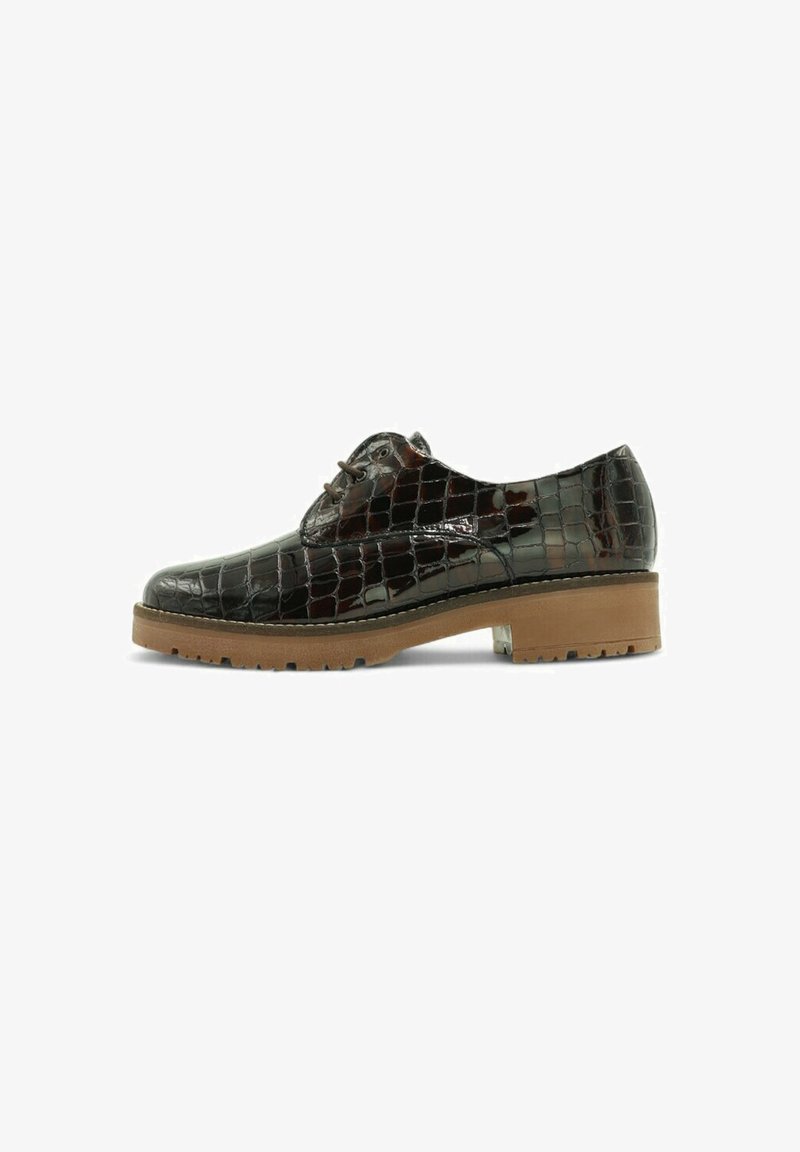 Zapatos de charol negro con textura de cocodrilo, que cuentan con un diseño de cordones y una suela de goma resistente de color marrón claro.