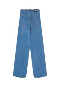 Jeans de mezclilla de pierna ancha en azul claro con cintura de media altura, dos bolsillos traseros y una etiqueta en la cinturilla. Textura suave, diseño clásico.