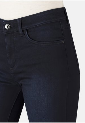 Dunkelblaue Denim-Jeans mit einer taillierten Passform und einem subtilen Glanz, fünf Taschen und einem Metallknopfverschluss an der Taille.
