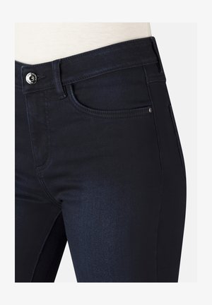 Dunkelblaue Denim-Jeans mit einer taillierten Passform und einem subtilen Glanz, fünf Taschen und einem Metallknopfverschluss an der Taille.