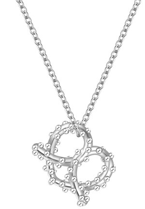 Collana d'argento con un pendente a forma di cuore attorcigliato e intrecciato, decorato con piccole perline tonde lungo il design. La catena è strutturata e i collegamenti sono uniformi.