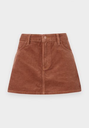 Saias mini de veludo cotelê castanho com textura ribada vertical, bolsos frontais, fecho de botão e corte reto.