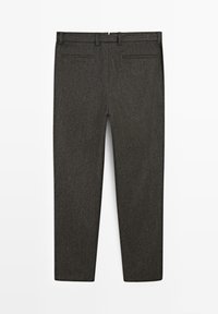 Ciemnoszare, dopasowane spodnie z szlufkami na pasek i dwoma tylnymi kieszeniami wpuszczanymi, ukazane na płasko na białym tle.