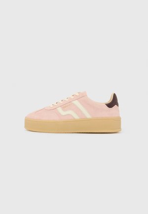 Light pink suede sneaker with beige rubber sole, cream lace-up, cream side stripes, dark brown heel accent, and "GANT" logo on side.