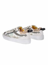 Sneakers bianchi con un design testurizzato, caratterizzati da accenti in stampa leopardata, dettagli di glitter e borchie metalliche sulla linguetta. Suola in gomma.