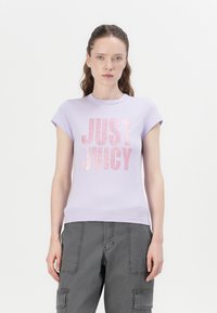 Ăžuolinis trumpas rankovėmis marškinėliai, puikiai priglundantys, su blizgiu rožiniu "JUST JUICY" grafiniu įvaizdžiu ryškiais rašmenimis, pagaminti iš minkštos medvilnės mišinio medžiagos.