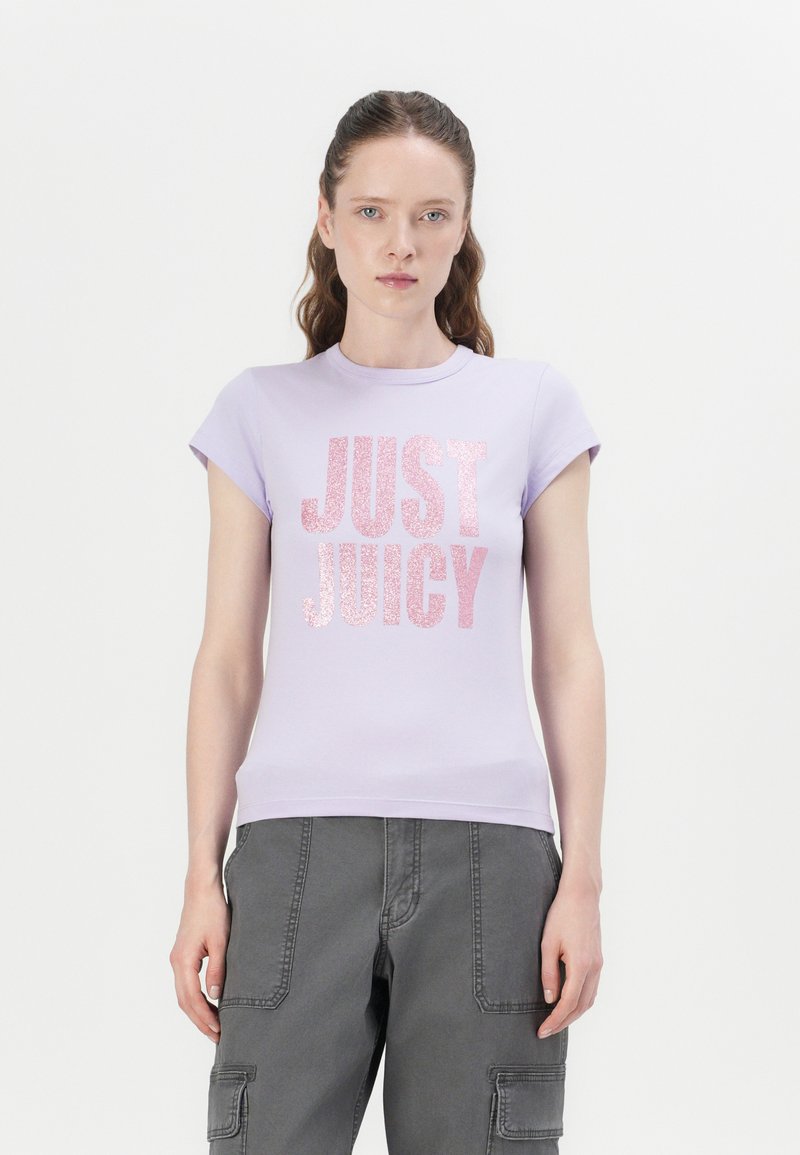 Ăžuolinis trumpas rankovėmis marškinėliai, puikiai priglundantys, su blizgiu rožiniu "JUST JUICY" grafiniu įvaizdžiu ryškiais rašmenimis, pagaminti iš minkštos medvilnės mišinio medžiagos.