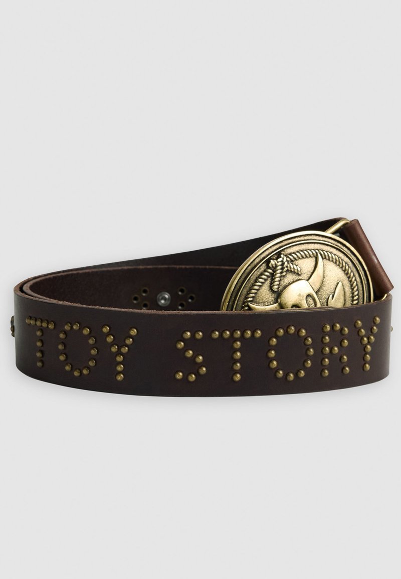 Cintura in pelle marrone con lettere chiodate che formano la scritta "TOY STORY" e una fibbia rotonda decorativa in metallo con un design dettagliato.