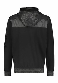 Chaqueta negra con capucha, que presenta un cuerpo de tela suave con una yugo de tela brillante en contraste. Puños y dobladillo elásticos, además de un detalle de bolsillo lateral.