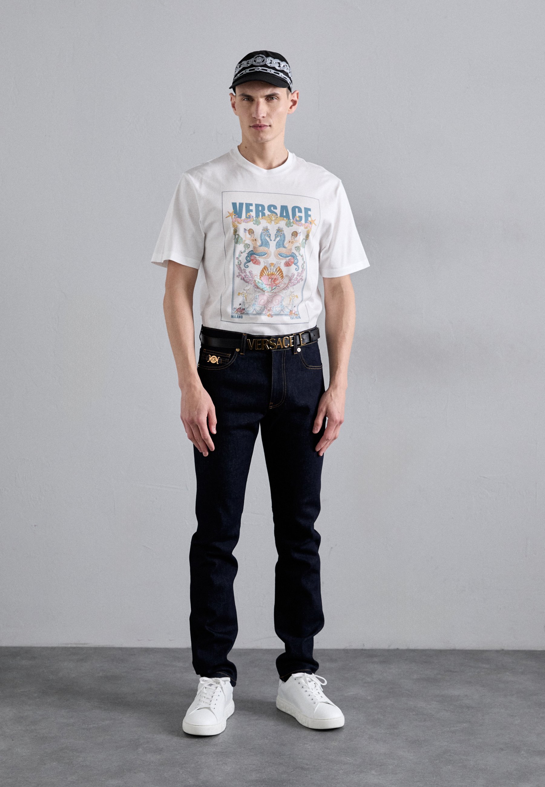 Tシャツ・カットソー VERSACE FW25 CORAL TEATER ML (1019438 1A145675W800) Versace CORAL THEATER POSTCARD - T-shirt con stampa