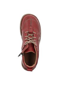 Czerwone skórzane botki za kostkę z beżowym sznurówkami, akcentami w postaci przeszyć i bocznym zamkiem błyskawicznym. Okrągły nos i wyściółka dla komfortu.