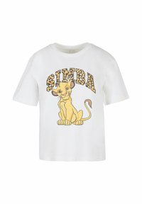 Biela bavlnená tričko s obrázkom žltého karikatúrneho leva a menom "SIMBA" v tučných písmenách s leopardím vzorom nad grafikou. Štandardný strih.