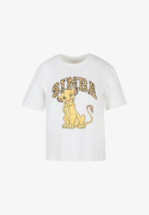 Witte katoenen T-shirt met een gele cartoonleeuw en de naam "SIMBA" in vette, luipaardprint letters boven de afbeelding. Standaard pasvorm.