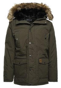 Olivově zelená prošívaná parka s odnímatelnou kapucí podšitou kožešinou, patentkami, dvěma předními kapsami a označením na levé kapse.