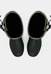 Juodi guminiai batai su lygiu paviršiumi, apvaliu smailumu ir žalia interjere pamušalu. Yra reguliuojamos juostos šonuose.