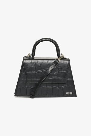 Schwarze Handtasche mit Krokodilmuster und strukturiertem Design, ausgestattet mit einem oberen Tragegriff und einem abnehmbaren Schulterriemen. Inklusive silberner Hardware-Akzent.