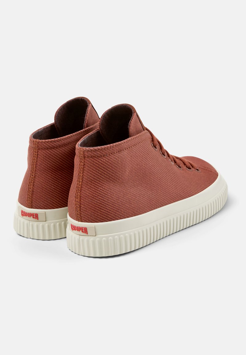 Rode gestructureerde hoge sneakers met crèmekleurige rubberen zolen en oogjesveters, voorzien van een gemarkeerd accent op de hiel.