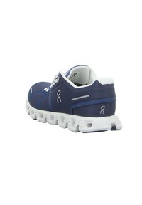 Marineblaues Laufschuhmodell mit Obermaterial aus Mesh-Gewebe, weißen Akzenten und einer strukturierten Gummisohle mit segmentierten Bereichen für Flexibilität.