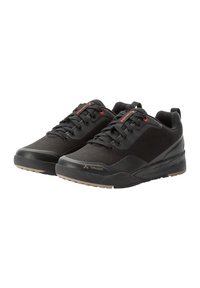 Scarpe sportive nere con tomaia in tessuto testurizzato, suola in gomma e accenti rossi, caratterizzate da un design con lacci e punta rinforzata per una maggiore durata.
