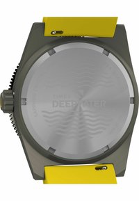 Reloj Timex Deepwater con fondo de acero inoxidable, caja verde y correa amarilla. Presenta una superficie texturizada y una corona texturizada. Resistente al agua hasta 200 m.