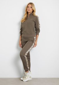 Guess BRITNEY FULL - Felpa con zip - braun