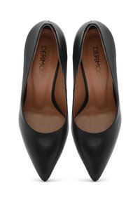 Décolleté in pelle nera a punta con una texture liscia, lati aperti e una soletta beige con il nome del marchio "DERİMOD."