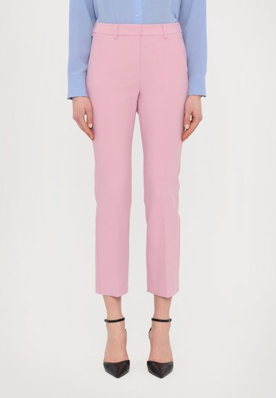 Pantaloni tailorati rosa con una vestibilità slim, a lunghezza caviglia e con fronte piatto. Abbinati a una camicia button-up azzurro chiaro e scarpe con tacco nere.