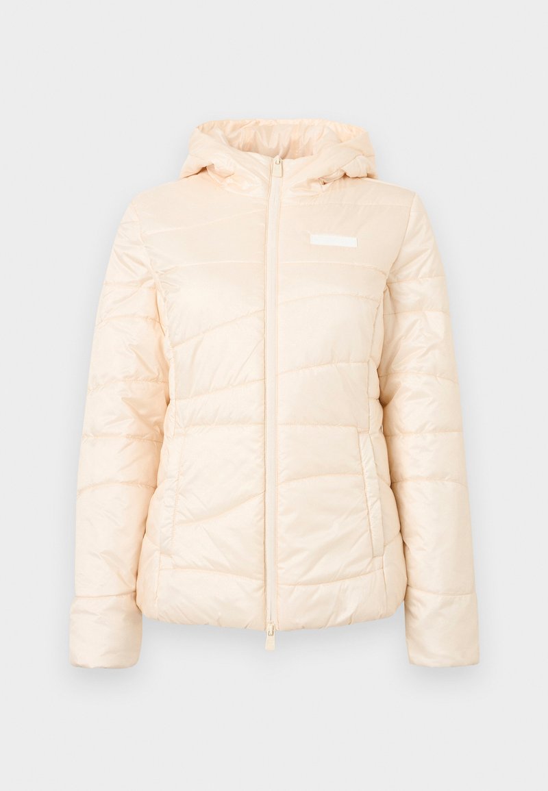 Casaco puffer bege claro com capuz, fecho zip, textura acolchoada, punhos elásticos e um discreto emblema no peito.