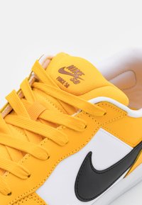 Nike SB SB FORCE 58 PREMIUM - Sapatilhas - university gold/black/white/pecan