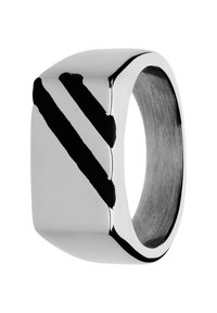 Zilverkleurige metalen ring met een gepolijste afwerking, voorzien van twee zwarte diagonale strepen. Vierkant van vorm met een brede band en een gladde binnenkant.