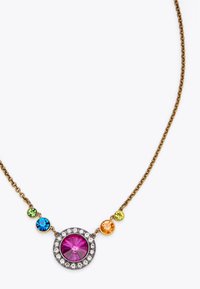 Collana in tono oro con un gemma centrale rosa circondata da cristalli, con gemme più piccole blu, verdi, arancioni e gialle ad accentuare il design.