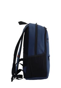 Zaino bicolore in blu navy e nero, dotato di spallacci regolabili, cerniere, una tasca laterale in rete e una forma rettangolare snella.