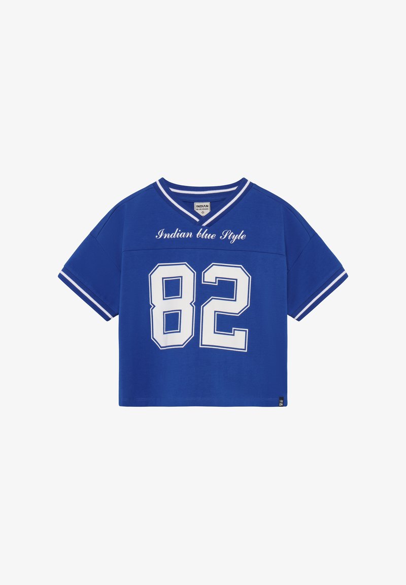 Blauw cropped T-shirt met V-hals, korte mouwen en wit nummer '82'. Heeft de tekst "Indian Blue Style" in het wit over de voorkant.