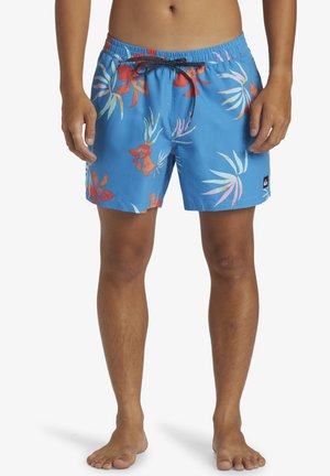 Los pantalones de baño azules presentan un patrón floral con acentos rojos y verdes, cintura elástica y un cordón para ajustarlos.