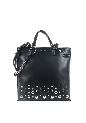 Bolso tote de cuero negro con dos asas, detalle de cadena plateada en el lateral y tachuelas redondas plateadas en la parte inferior del frente.