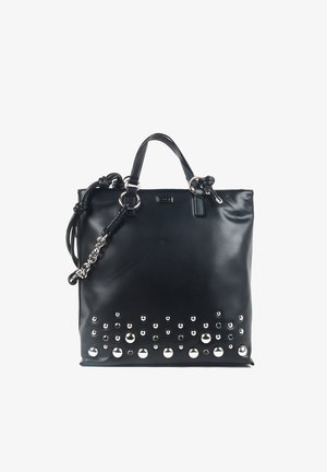 Schwarze Ledertasche mit zwei Griffen, silberner Kettendetail an der Seite und silberne runde Nieten entlang der unteren Vorderseite.