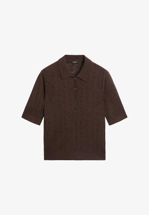 Polo in maglia marrone a maniche corte con colletto e patta a tre bottoni, caratterizzata da un motivo di piccoli fori su tutta la superficie.