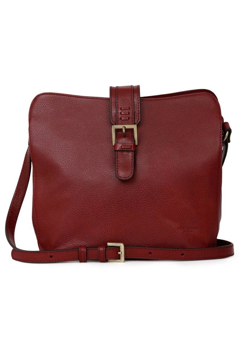 Borsa a tracolla rossa in pelle con superficie testurizzata, dotata di chiusura anteriore con fibbia e tracolla regolabile. Forma quadrata semplice.