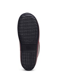 Černá gumová podrážka obuvi s texturovaným žebrováním pro trakci; má mírný zakřivený tvar a červený akcent podél okraje.