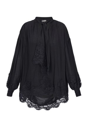 Černá halenka s dlouhým rukávem s krajkovým lemem u manžet a lemu, plisovaná látka a detail zavazování na krku vpředu.