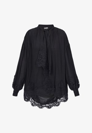 Černá halenka s dlouhým rukávem s krajkovým lemem u manžet a lemu, plisovaná látka a detail zavazování na krku vpředu.