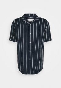 Camisa de manga corta en azul marino con rayas verticales blancas. Confeccionada en tejido suave, con botones al frente y diseño de cuello clásico.