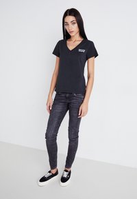 Levi's® PERFECT VNECK - Paprasti marškinėliai - caviar