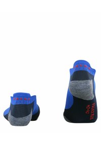 Calze sportive blu con accenti grigi, tallone e punta rinforzati. Il nome del marchio "FALKE" è stampato in rosso sul bordo.