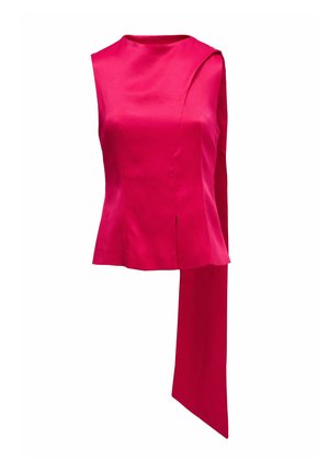 Top sin mangas de satén rosa brillante con cuello alto y un panel de tela largo y asimétrico que cae de un hombro.
