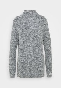 Grå stickad tröja med hög krage och långa ärmar. Strukturerat mönster över hela, med en avslappnad passform och ribbade mudd.