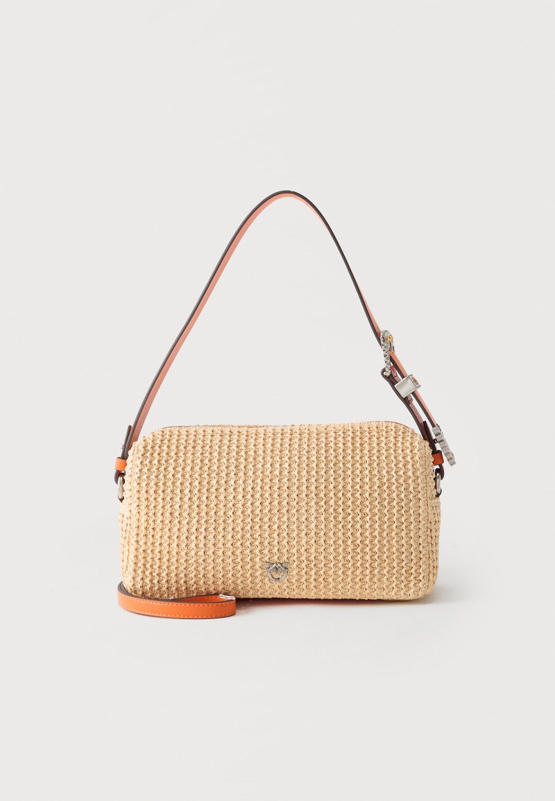 Ορθογώνια μπεζ υφαντή τσάντα με καμπύλο πάνω μέρος, καφέ ρυθμιζόμενο λουράκι ώμου και μικρό ασημένιο έμβλημα στο μπροστινό μέρος.